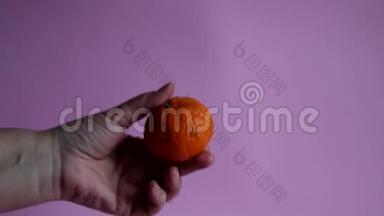 粉红色背景上的橘子。 新鲜的素食。 健康饮食